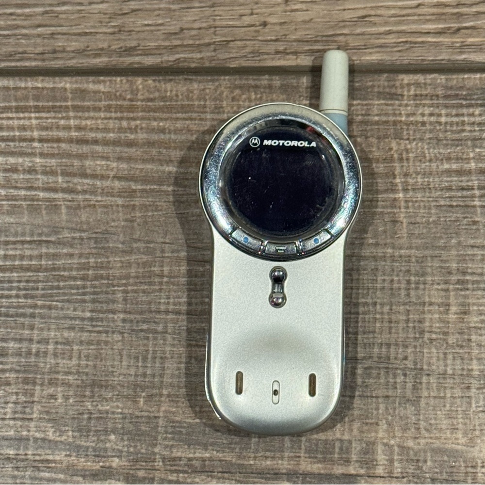 *RARE* Motorola V70 Vintage Swivel Phone (Unknown) - Silver - DAMAGED